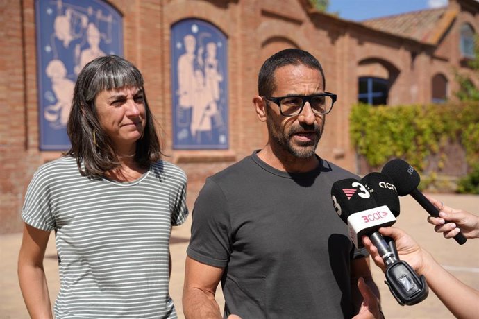 El secretario general de la CUP, Non Casadevall, junto a la portavoz del partido, Su Moreno