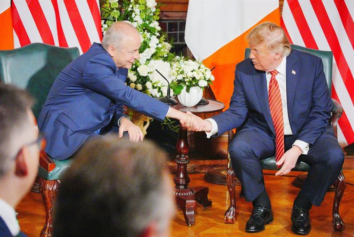 12 de setembro de 2026, Irlanda, Dublin: O presidente dos EUA, Donald Trump, aperta a mão do primeiro-ministro Micheal Martin durante um encontro na Farmleigh House, em sua viagem à Irlanda. Foto: Ben Birchall/PA Wire/dpa