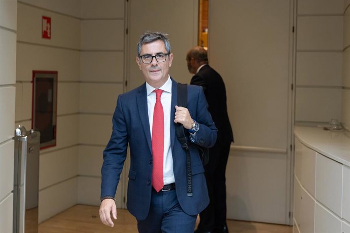 O ministro da Presidência, Justiça e Relações com os Poderes Legislativos, Félix Bolaños, ao chegar a uma sessão plenária no Senado, em 8 de setembro de 2026, em Madri (Espanha). Esta é a primeira sessão plenária realizada na Câmara Alta após o período...