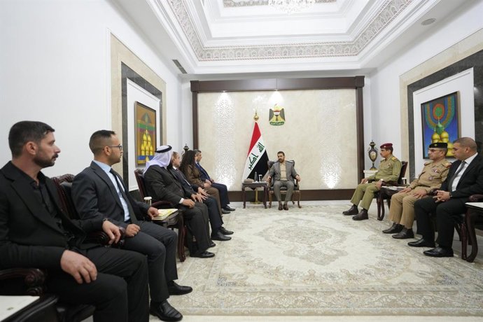 El primer ministro iraquí, Alí al Zaidi, con una delegación yazidí en Bagdad