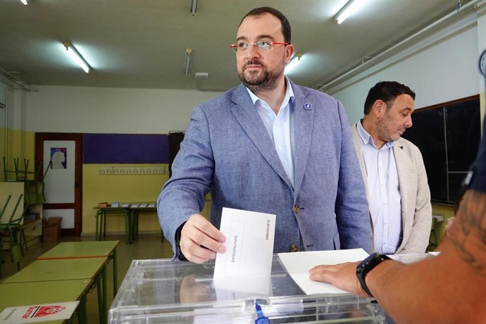 Archivo - Adrián Barbón ejerce su derecho a voto en Laviana.
