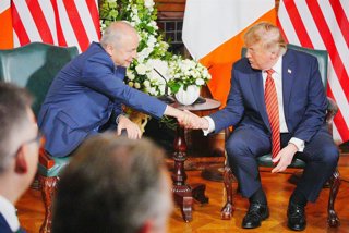 El president d'EUA, Donald Trump, encaixa la mà al primer ministre irlandès, Micheal Martin, en la seva visita a Dublin