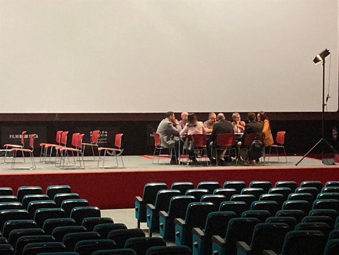 Imagen de archivo de una reunión de la consejera Carmen Conesa con el sector audiovisual en la Filmoteca regional.