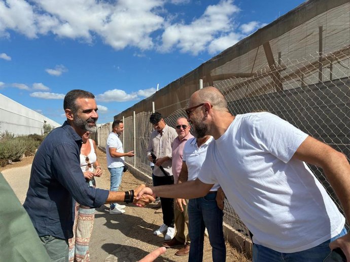 El consejero de Agricultura, Pesca, Agua y Desarrollo Rural, Ramón Fernández- Pacheco, visitando una explotación agrícola en Níjar (Almería).