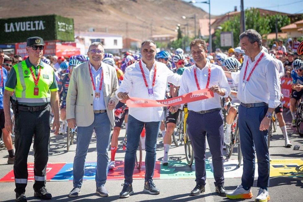 El presidente de la Diputación de Granada, Francis Rodríguez, durante la salida de la etapa 20 de La Vuelta Ciclista a España en el municipio de La Calahorra.