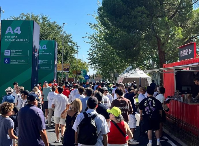 Cientos de aficionados a las puertas de Madring durante el Gran Premio de España 2026 de Fórmula 1.