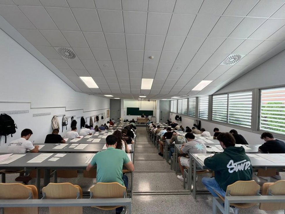 Opositores a policía local durante el examen celebrado esta mañana en Zaragoza.