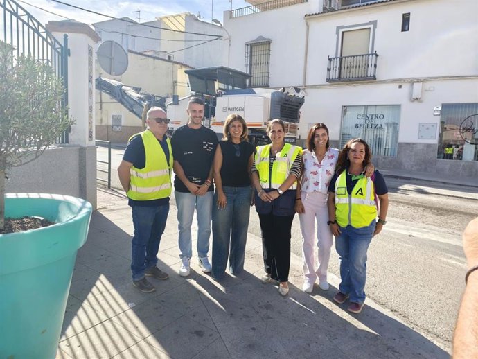 La delegada territorial de Fomento y Movilidad de la Junta en Córdoba, Carmen Granados, ha visitado, junto a la alcaldesa de Benamejí, Carmen Lara, los trabajos realizados en la travesía de la A-3228 a su paso por el municipio