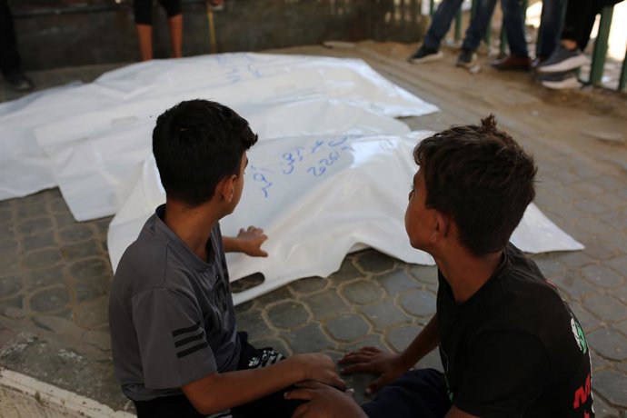 10 de setembro de 2026, Nusairat, Faixa de Gaza, Território Palestino: Pessoas em luto se despedem dos corpos de Moamen Abdul Rahman Ahmed, sua esposa Haneen e suas duas filhas, Lana e Bana Ahmed, no Hospital al-Shifa, na Cidade de Gaza, em 10 de setembro