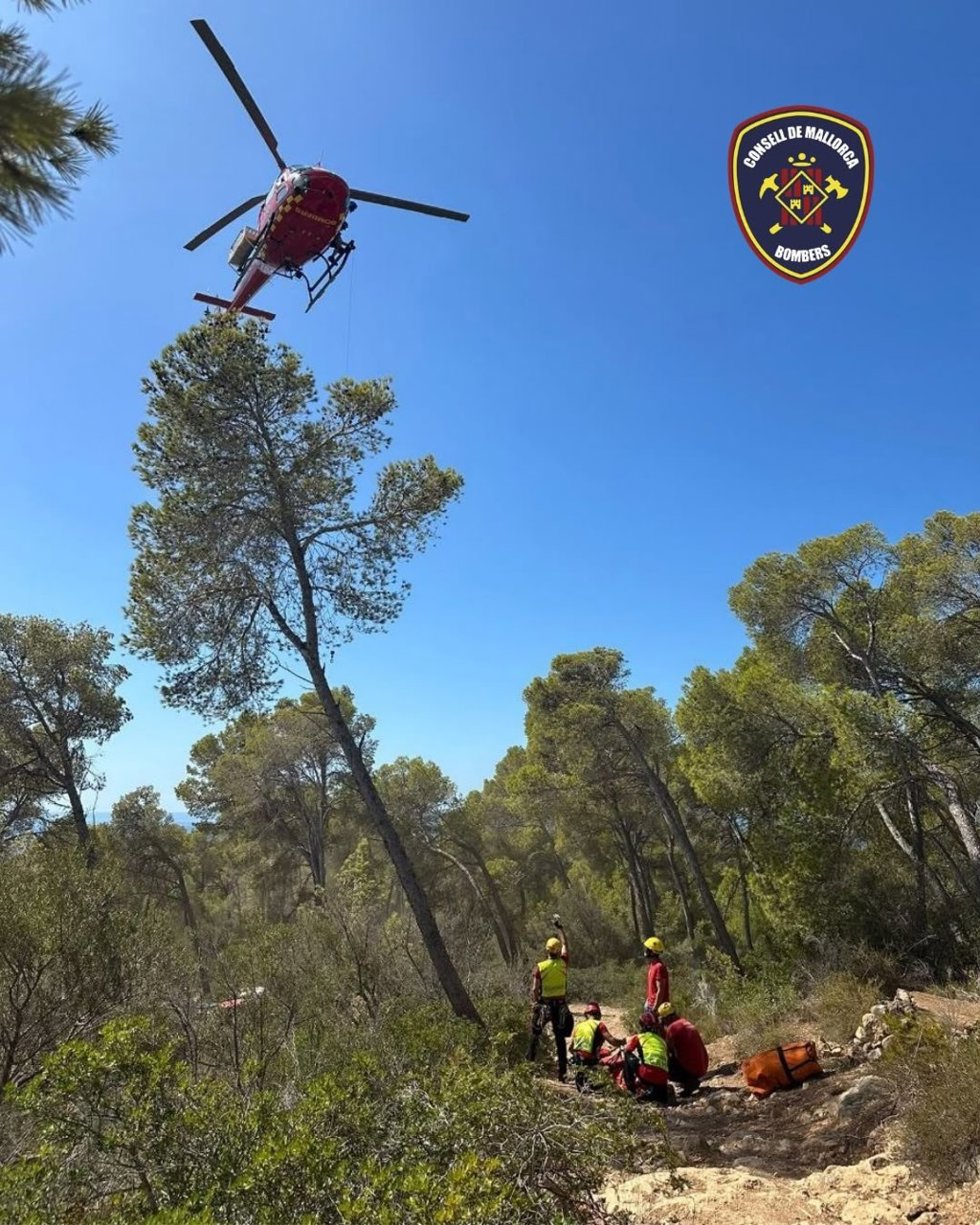 Rescatan en helicóptero a una excursionista lesionada en Peguera
