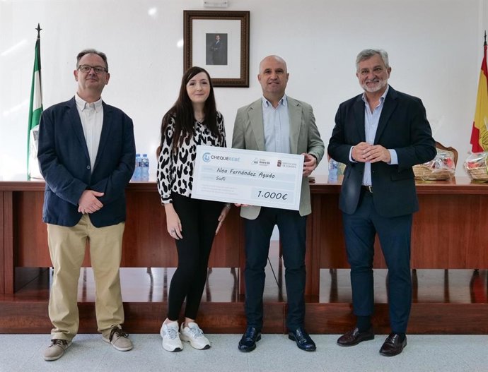 Entrega en Suflí del primer cheque bebé de la 'Estrategia Almería 103'.