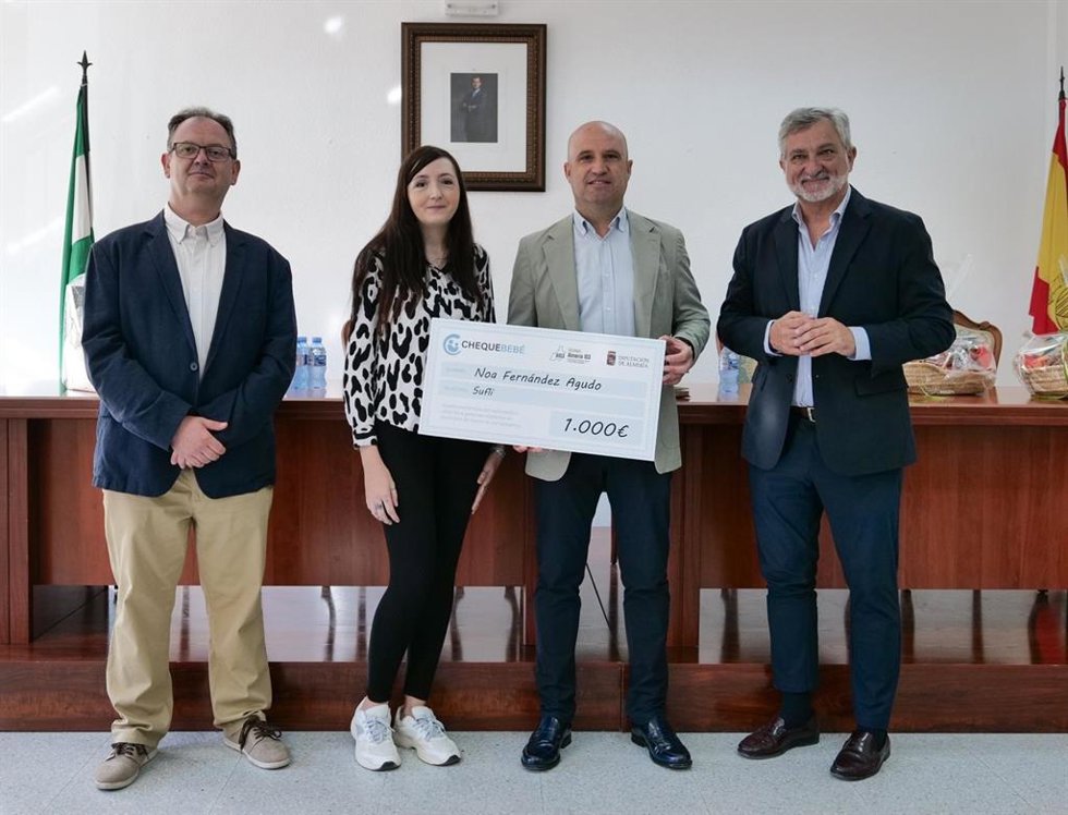 Entrega en Suflí del primer cheque bebé de la 'Estrategia Almería 103'.
