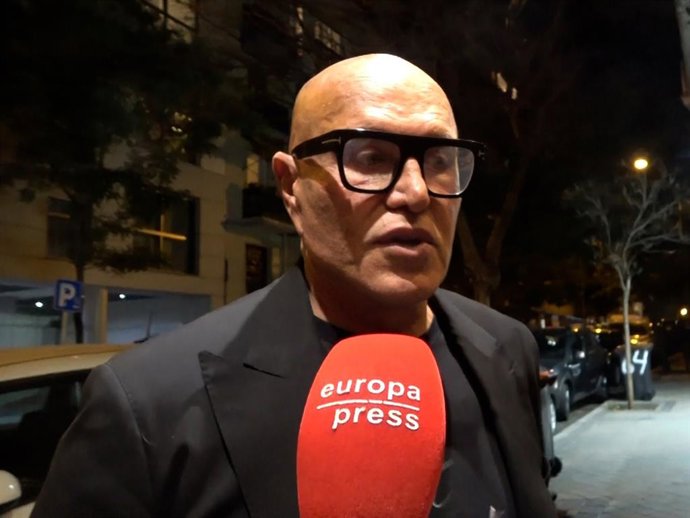 Kiko Matamoros hablando con la prensa antes de entrar a la fiesta sorpresa de Kiko Hernández