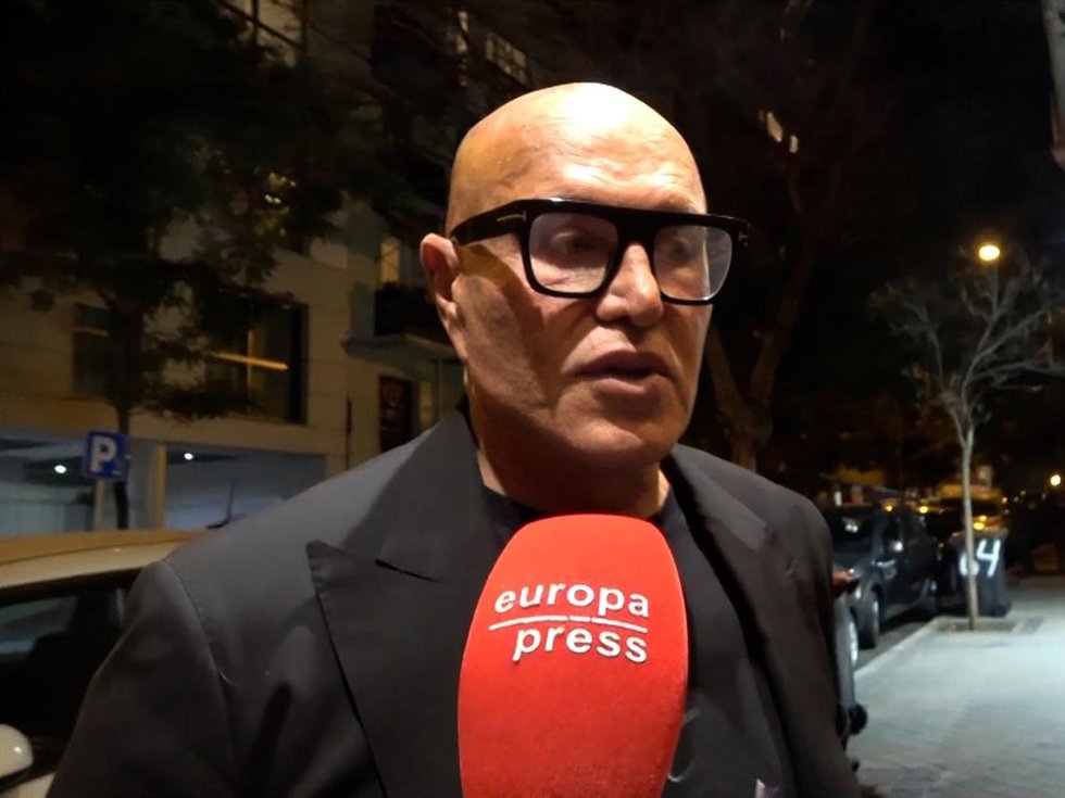 Kiko Matamoros hablando con la prensa antes de entrar a la fiesta sorpresa de Kiko Hernández