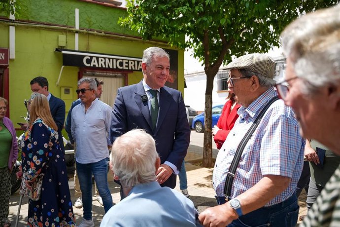 El alcalde de Sevilla, José Luis Sanz, visita barrios de la ciudad