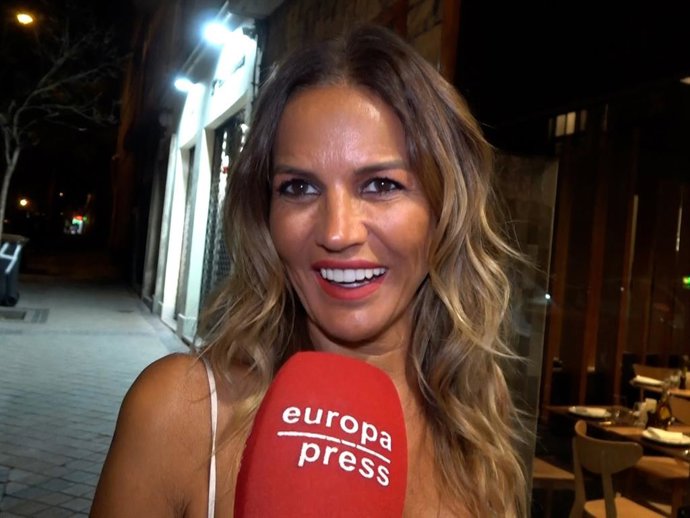 Marta López hablando con la prensa antes de entrar a la fiesta sorpresa de Kiko Hernández