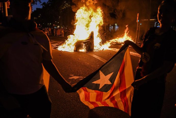 Varias personas queman contenedores tras la manifestación por la Diada de Catalunya, a 11 de septiembre de 2026, en Barcelona, Catalunya (España)