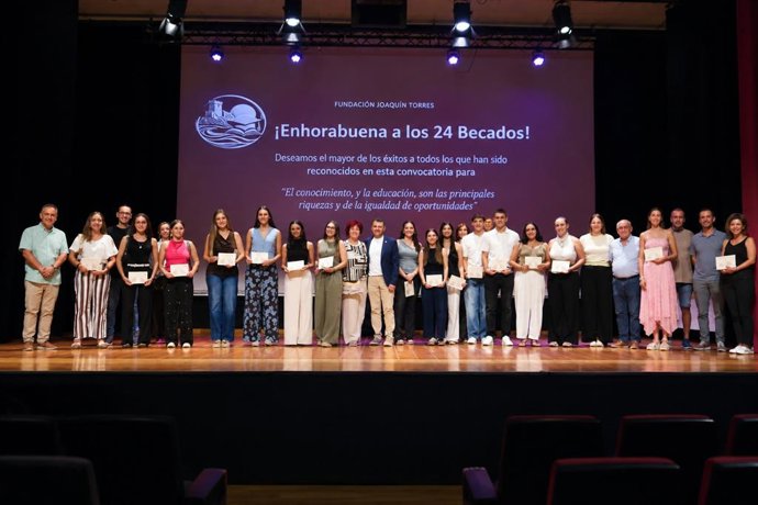 Entrega de las becas de la Fundación 'Joaquín Torres' a estudiantes universitarios de Mequinenza.