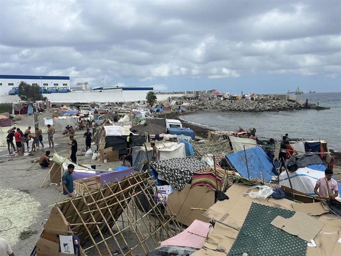 Migrantes en un nuevo asentamiento, en la playa de Benítez, a 12 de septiembre de 2026, en Ceuta (España). 