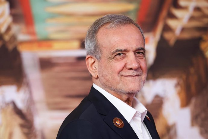 ÍNDIA, NOVA DELHI – 12 DE SETEMBRO DE 2026: O presidente do Irã, Masoud Pezeshkian, observa antes de uma reunião realizada no âmbito da 18ª Cúpula do BRICS