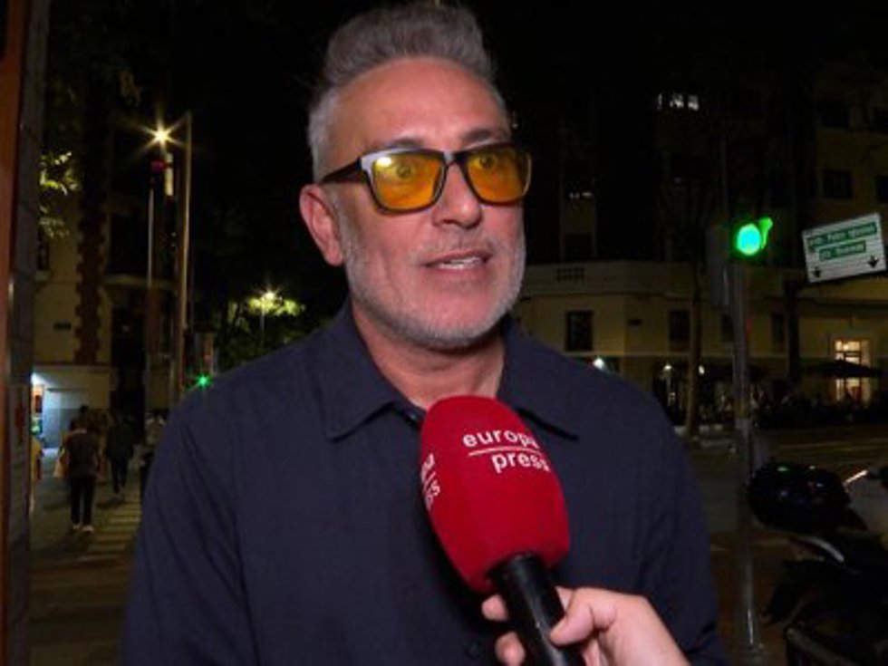 Kiko Hernández hablando con la prensa antes de entrar a su fiesta sorpresa