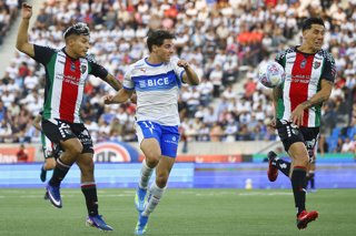 Futbol, Universidad Catolica vs Palestino Fecha 8, Liga de Primera 2026. El jugador de Universidad Catolica Clemente Montes, derecha, disputa el balon con Ivan Roman de Palestino durante el partido de primera division realizado en el estadio Claro Arena