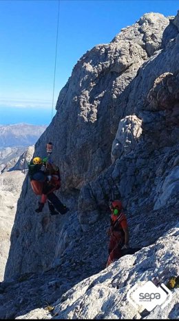 Un montañero de 29 años resulta herido tras caer en la cresta entre Cabrones y Torrecerredo