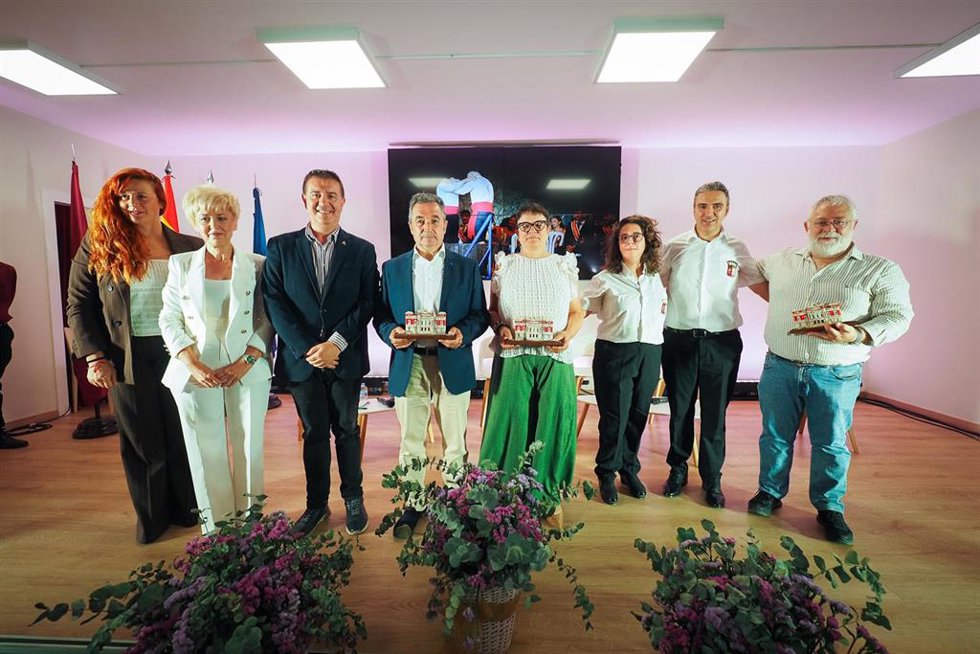 El orgullo 'catachano' inunda el estand de la Diputación de Albacete de música y talento al compás de Madrigueras