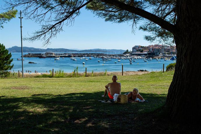 Archivo - Varias personas se refugian del sol bajo un árbol, a 7 de agosto de 2023, en Pontevedra, Galicia (España). amarillo estará vigente en prácticamente todo el país incluida zonas costeras como las Rías Baixas.