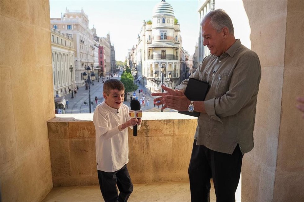El alcalde, José Luis Sanz, recibe en el Ayuntamiento a Leo García