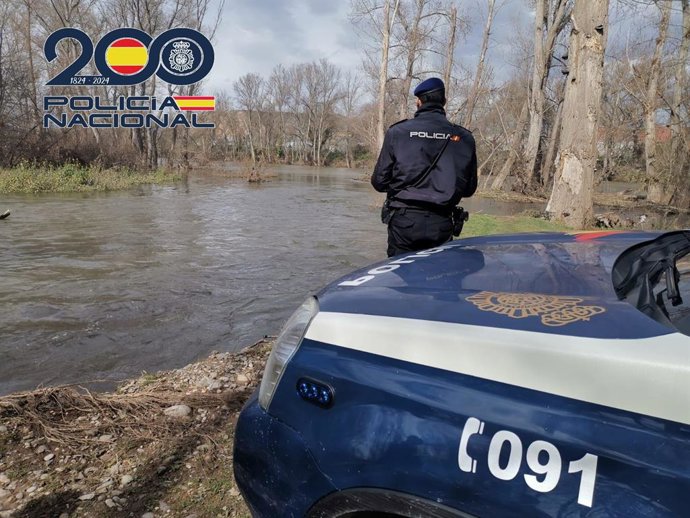 Agente de la Policía Nacional en las inmediaciones del río Ebro