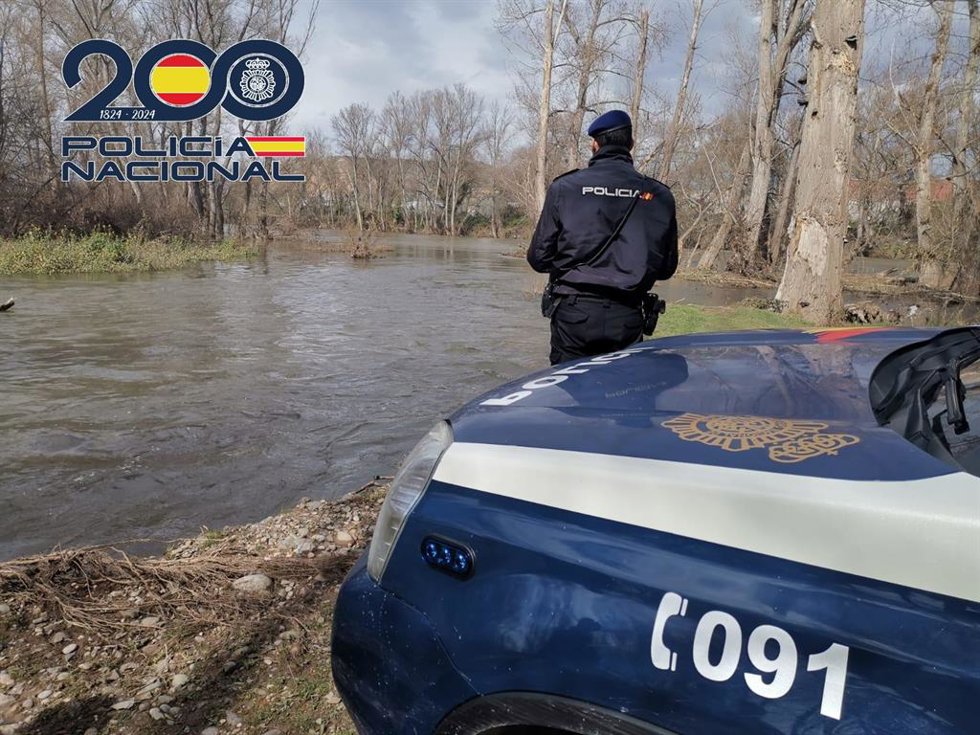 Agente de la Policía Nacional en las inmediaciones del río Ebro