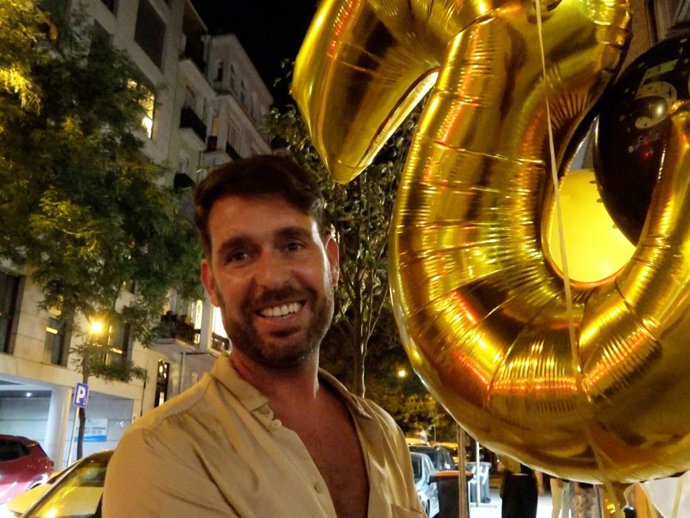 Fran Antón hablando con la prensa antes del cumpleaños sorpresa de su marido Kiko Hernández