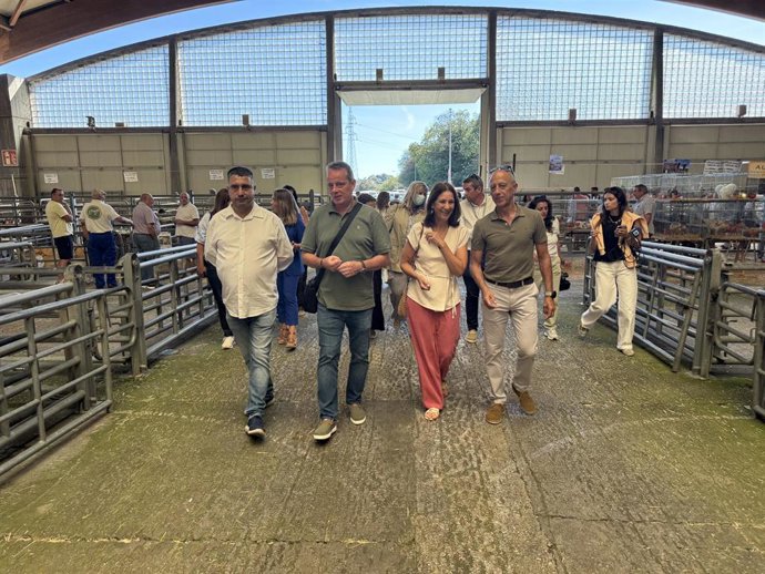 Susana González, Javier Rodríguez Morán, José Ángel Toyos, Marcelino Marcos, Ana Nosti y Begoña López, durante el corte de cinta inaugural de AgroSiero 2026.