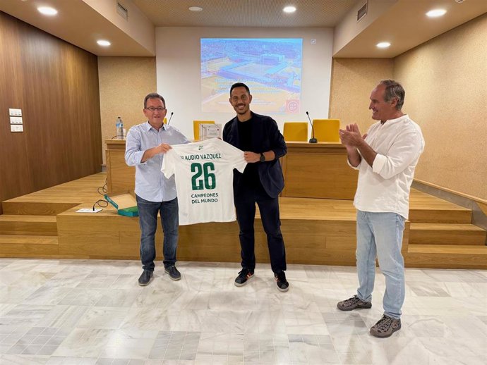 Claudio Vázquez en una conferencia en Almería