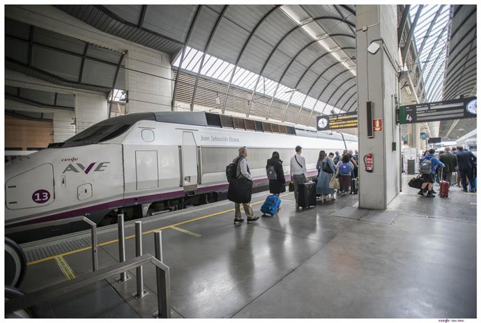 Archivo - Imagen de archivo de viajeros en una estación de tren.