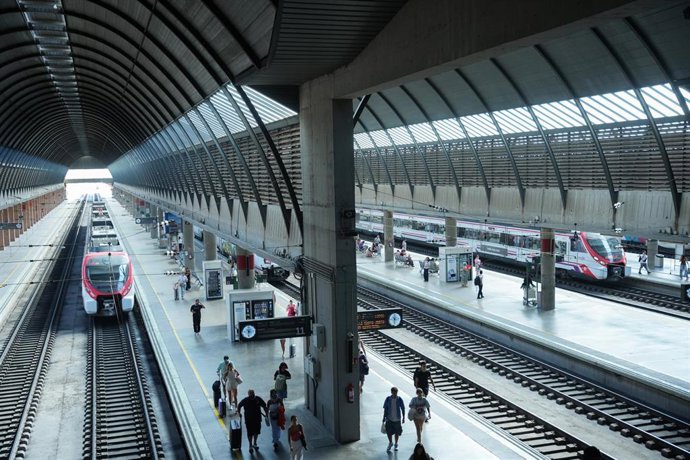 Archivo - Viajeros en la estación de Santa Justa de Sevilla.
