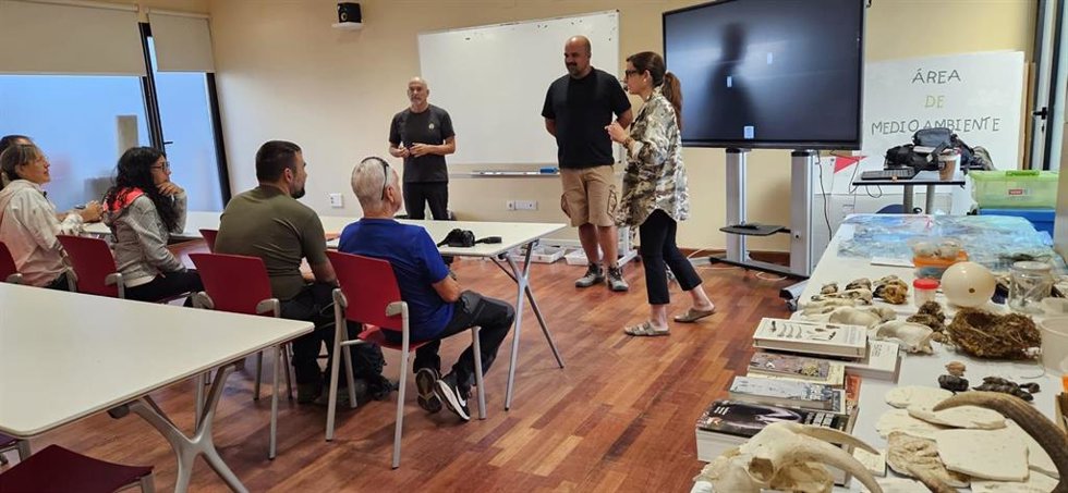 Teoría y práctica para aprender a identificar la fauna, en un taller de rastreo del Ayuntamiento de Ávila