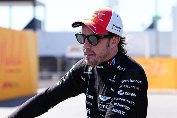 Fernando Alonso, da Espanha e da Aston Martin, observa no paddock durante o terceiro treino livre que antecede o Grande Prêmio da Espanha de F1, em Madring, em 12 de setembro de 2026, em Madri, Espanha.