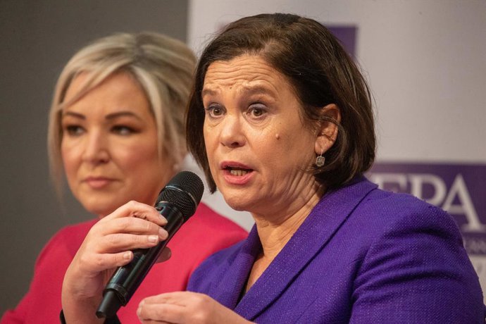 Archivo - Arquivo - 8 de fevereiro de 2024, Londres, Inglaterra, Reino Unido: A primeira-ministra da Irlanda do Norte, MICHELLE O'NEILL (à esquerda), e a líder do Sinn Féin, MARY LOU MCDONALD, são vistas falando durante uma coletiva da Associação da Impre
