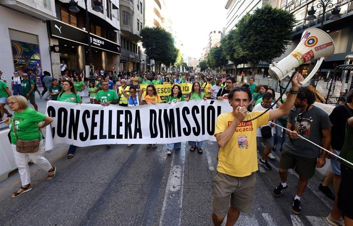 Docentes de la Comunitat Valenciana vuelven a salir a las calles este sábado en las primeras manifestaciones de este nuevo curso para exigir a la Conselleria de Educación la reanudación de las negociaciones para lograr mejoras en el sistema educativo.