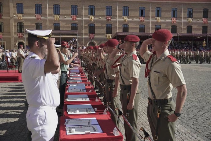 Entrega de los despachos de alférez a 300 caballeros y damas cadetes de la AGM.