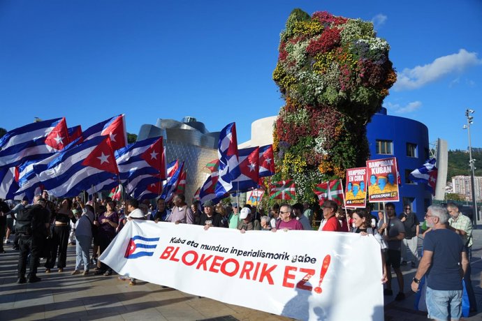 Manifestación en Bilbao contra el "asedio" de EEUU a Cuba.