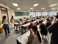 Sindicatos critican el "desastre" del inicio de las oposiciones a maestros y piden explicaciones por los retrasos