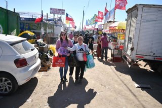 Coquimbo 22 de septiembre 2024 Centenares de carpistas, quienes alojaron en los cerros en el sector pampilla, y miles de visitantes disfrutaron hoy del tradicional dia del Remate del comercio pampillero en Coquimbo, dando fin a la fiesta mas grande de