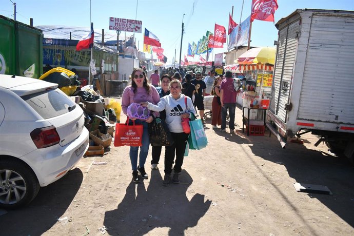 Coquimbo 22 de septiembre 2024 Centenares de carpistas, quienes alojaron en los cerros en el sector pampilla, y miles de visitantes disfrutaron hoy del tradicional dia del Remate del comercio pampillero en Coquimbo, dando fin a la fiesta mas grande de