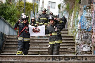 Valparaiso 30 Agosto de 2026  Por los cerros y escaleras de Valparaíso se llevó a cabo una nueva versión del Bomberos Valparaiso Cerro Arriba, la que contó con cerca de 2.600 bomberos de todo Chile y otros países.  Manuel Lema/Aton Chile