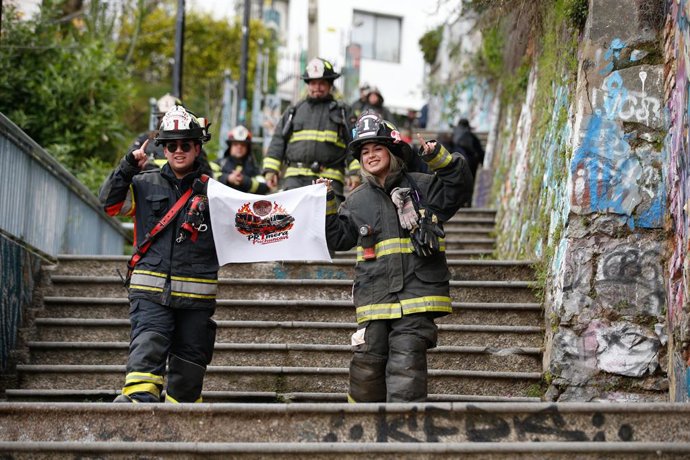 Valparaiso 30 Agosto de 2026  Por los cerros y escaleras de Valparaíso se llevó a cabo una nueva versión del Bomberos Valparaiso Cerro Arriba, la que contó con cerca de 2.600 bomberos de todo Chile y otros países.  Manuel Lema/Aton Chile
