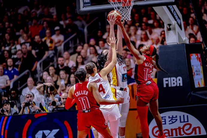 Ação da partida das semifinais da Copa do Mundo de Basquete Feminino de 2026 entre Espanha e Estados Unidos