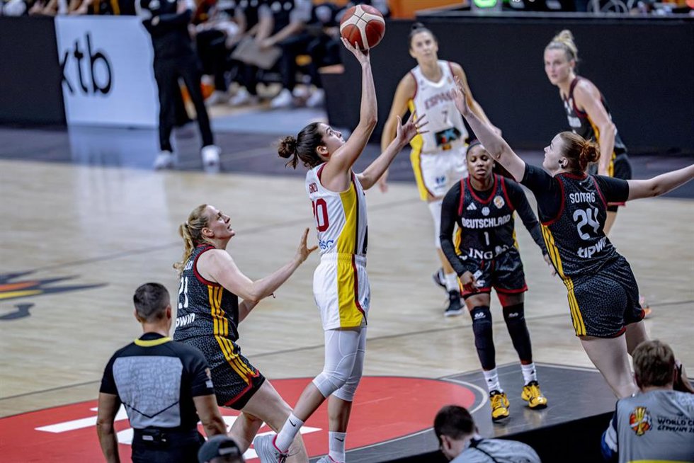Paula Ginzo intenta una canasta en el España-Alemania del Mundial 2026